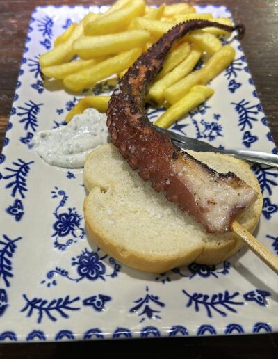 pata de pulpo con patatas fritas